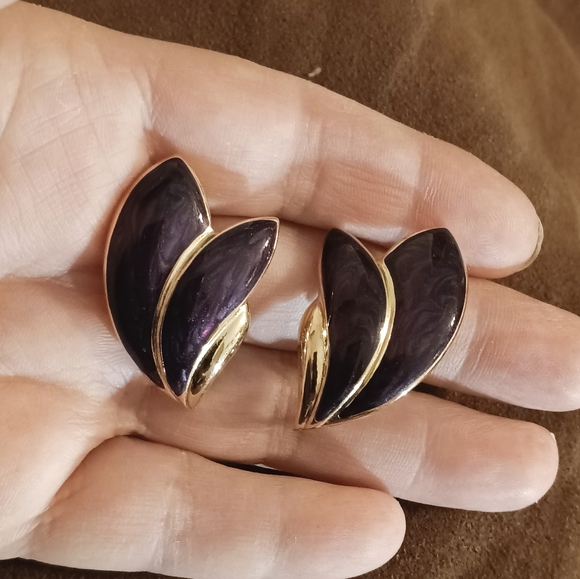 Vintage Trifari TM Clip Earrings - Picture 6 of 11